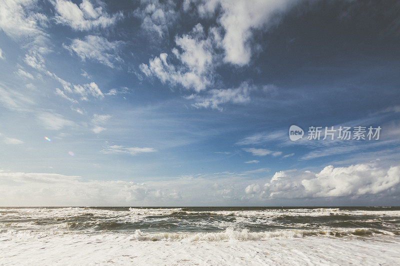 在丹麦/欧洲的北海，暴风雨和泡沫的海浪